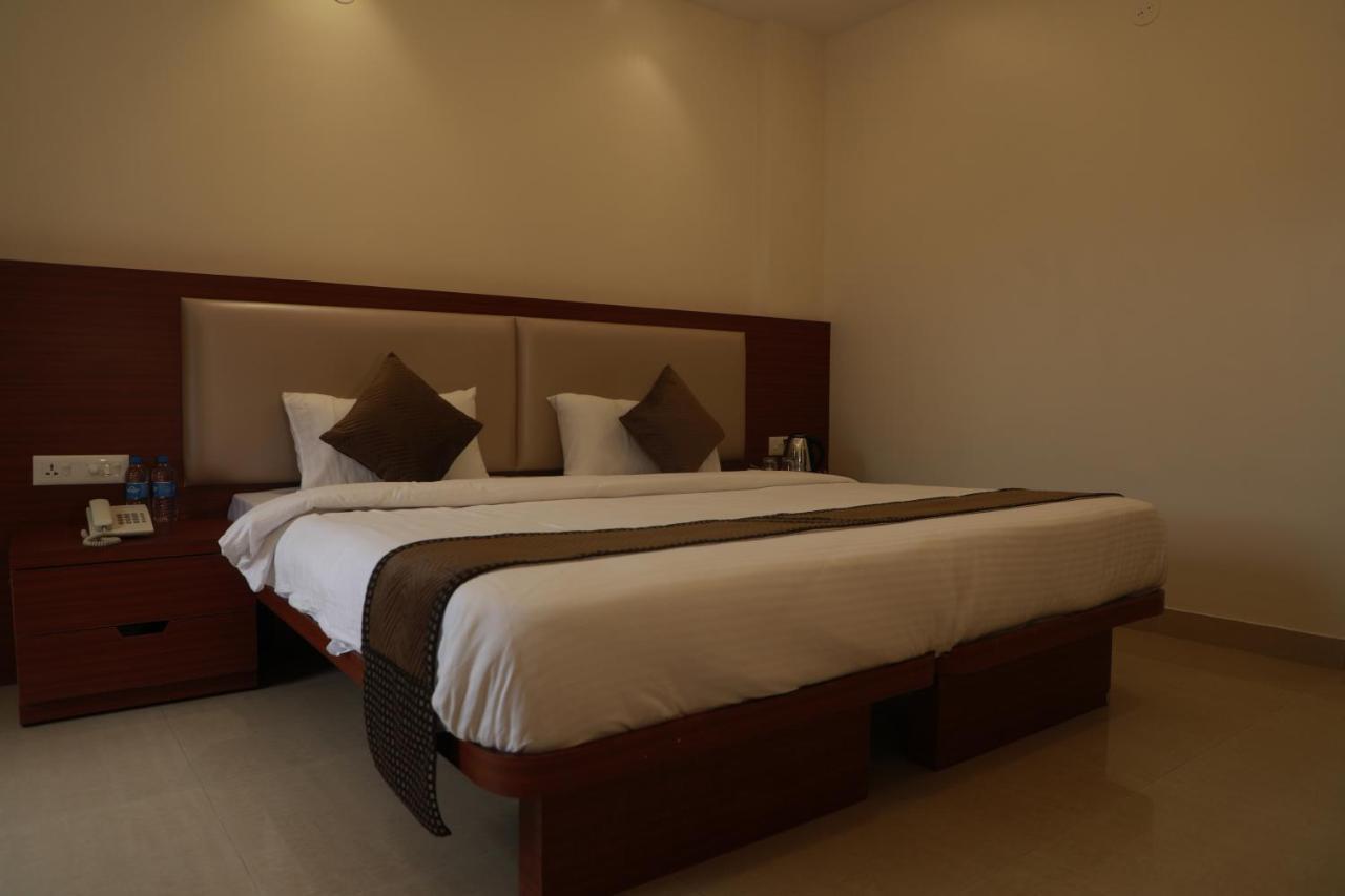 Serenity By Monarch, Baner Pune Méribel Village Esterno foto