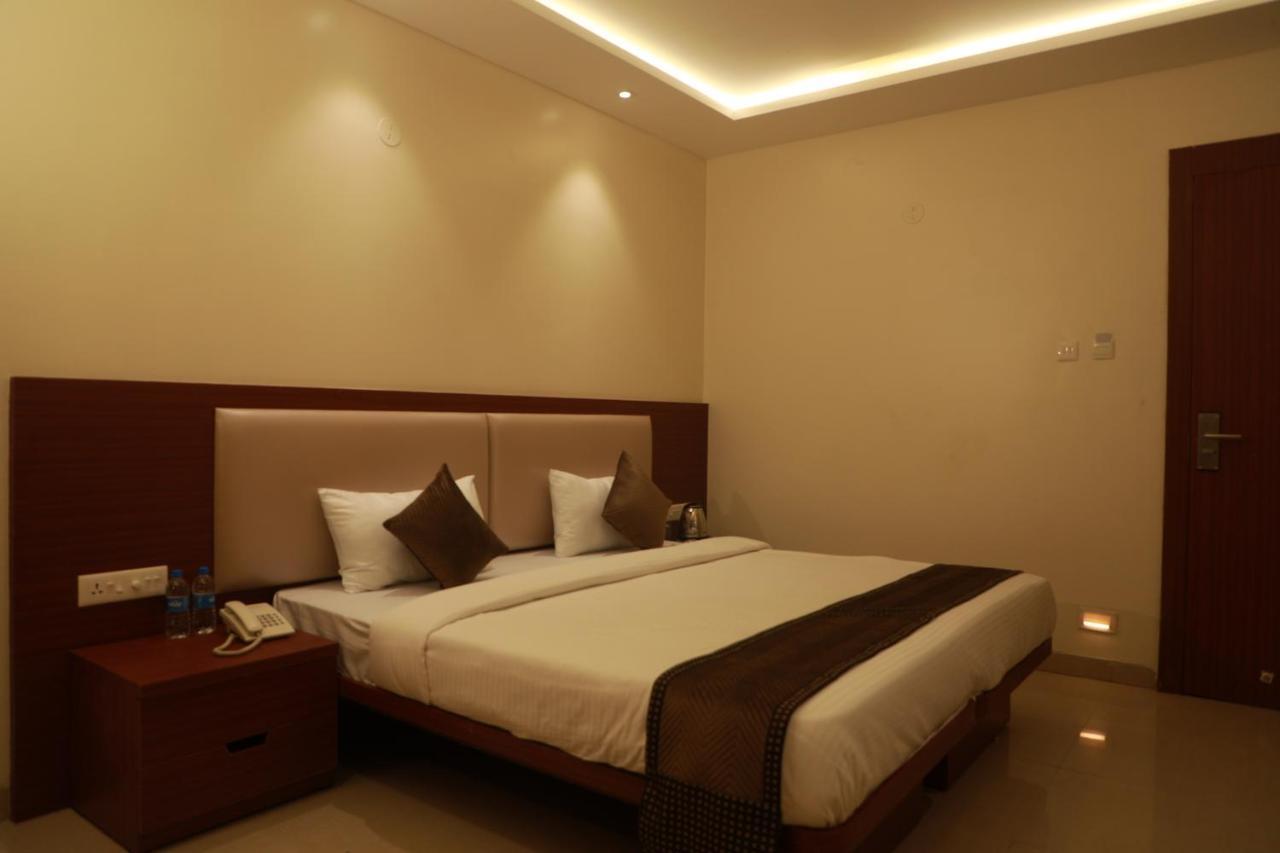 Serenity By Monarch, Baner Pune Méribel Village Esterno foto
