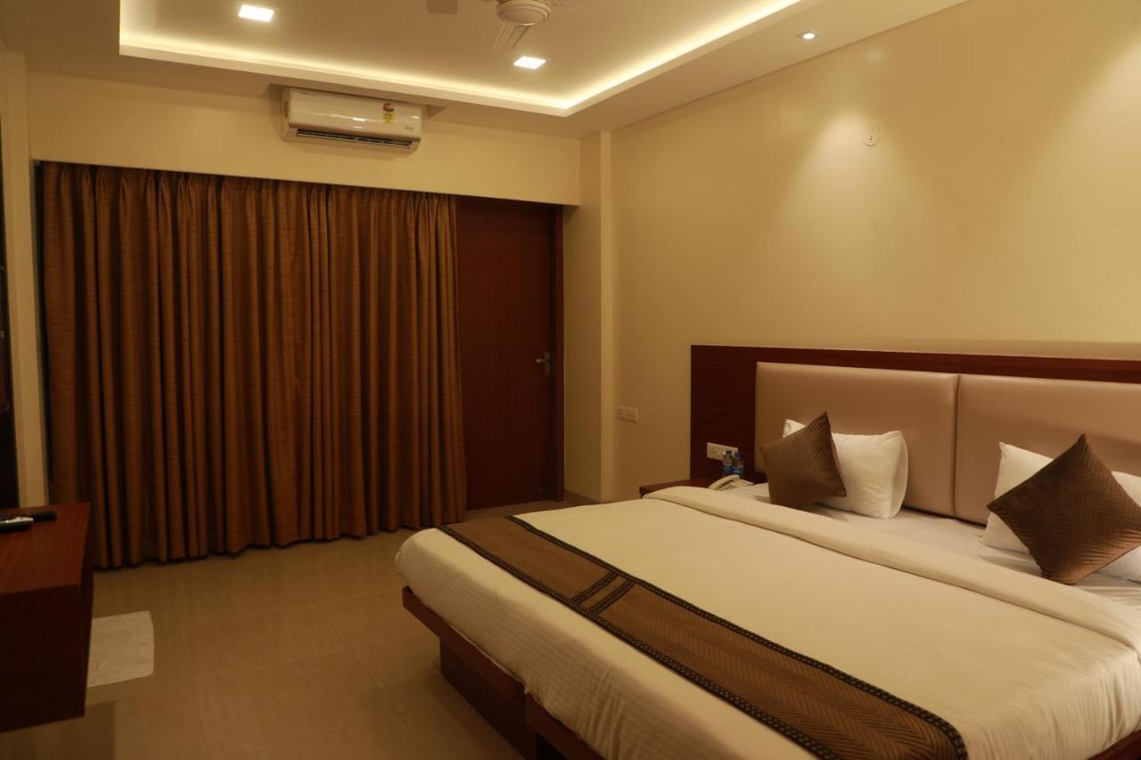 Serenity By Monarch, Baner Pune Méribel Village Esterno foto